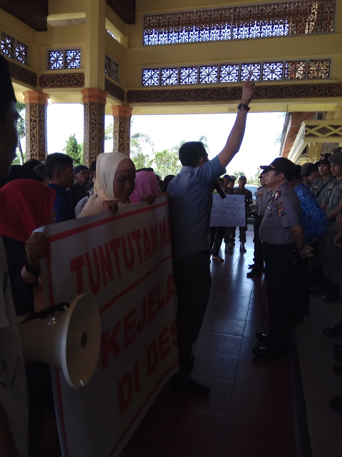 Desa Tak Kunjung Dialiri Listrik, Warga Ransang Demo Bupati Pelalawani