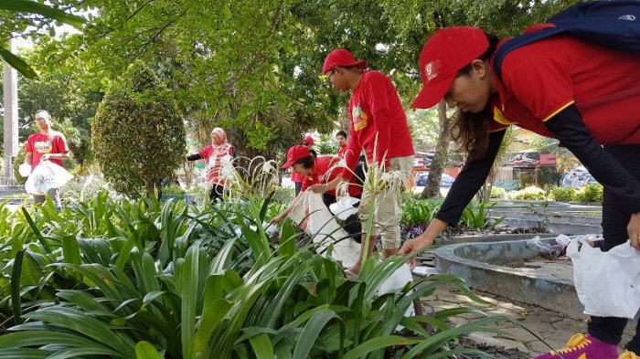 Paska Fun Walk, Alfamart Turunkan Pasukan Bersih-bersih Sampah dan Perbaiki Tamani