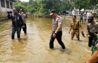 Kapolda Riau Irjen Pol Agung Setya Imam Salurkan Bantuan Bagi Korban Banjir di Kuansing