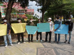 Forum Aksi Mahasiswa Riau Lakukan Aksi Membentangkan Poster