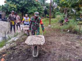 Sukseskan TMMD Ke 110 Kodim 0313/KPR, Babinsa Koramil 06/SH Bersama Warga Desa Baru Bergotong Royong
