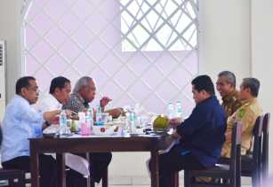 Pj Bupati Kampar Jamu Makan Siang Presiden RI Joko Widodo di Rumah Makan Pak Abbas Tambang.