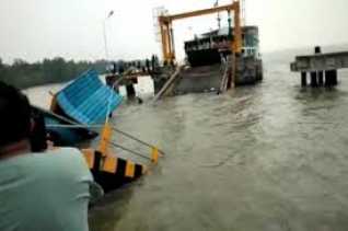 Jembatan Ponton Pelabuhan Penumpang Tanjung Buton di Siak Riau Roboh