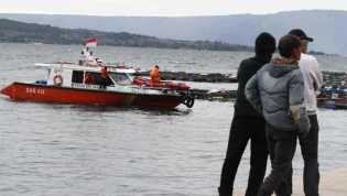 Petugas Temukan Tas Hingga KTP Milik Korban KM Sinar Bangun Saat Pencarian di Danau Toba