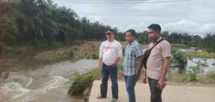 Wakil ketua DPRD Riau H.Syafaruddin Poti,SH,MM tinjau lokasi jalan putus