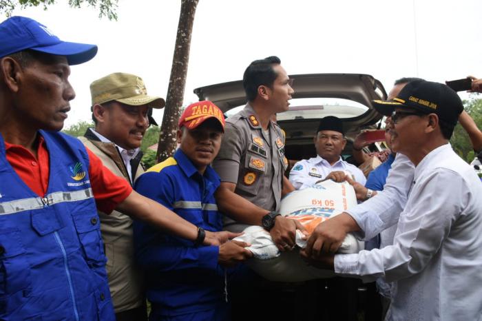 Pemkab Kampar Serahkan Bantuan Untuk 8 Kecamatan Terdampak Banjiri
