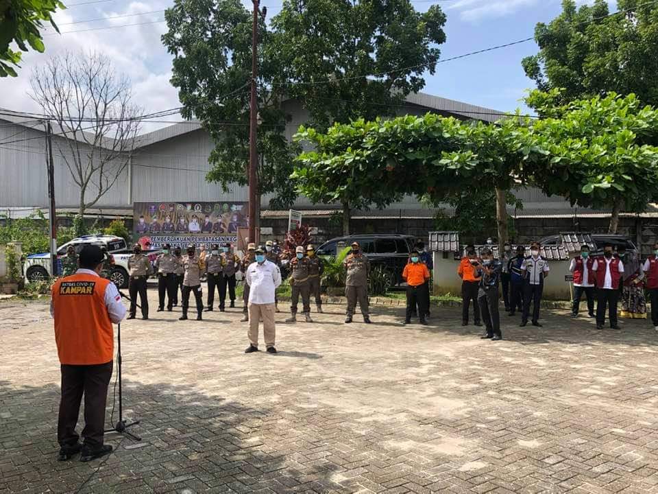 Bupati Kampar Pimpin Apel Siaga Posko PPKM Di Kecamatan Siak Hului