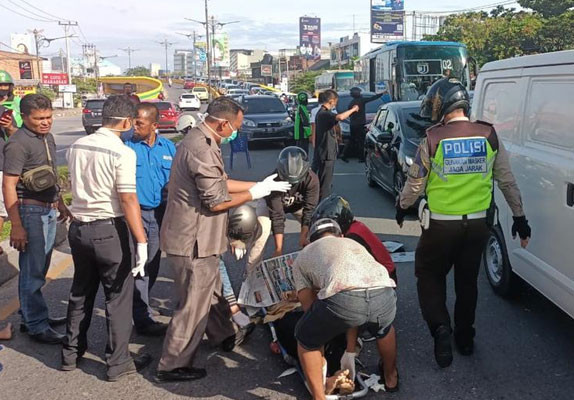Kronologis Kecelakaan Maut di Depan RS Awal Bros Pekanbaru antara Sepeda Motor dan Truk Tangkii