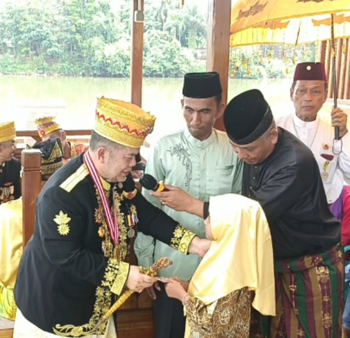 PDYM SB H M Yunus Abdullah R Al HAJ, Diradja Air Tiris Melayu Kampar Meresmikan Istana dan Memberikan Santunan Anak Yatimi