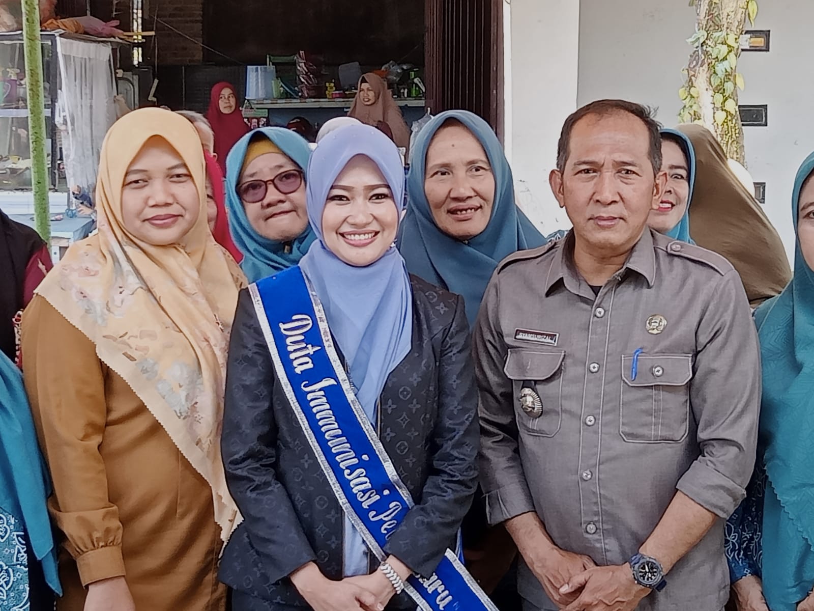 TP PKK Kota Pekanbaru sekaligus Duta Imunisasi Pekanbaru Raja Rila Mustafa Muflihun kunjungi Kelurahan Binawidyai