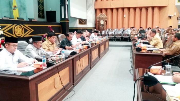 Hearing Bersama DPRD Pekanbaru, Puluhan Guru Ancam Mogok Mengajar ini Alasannyai