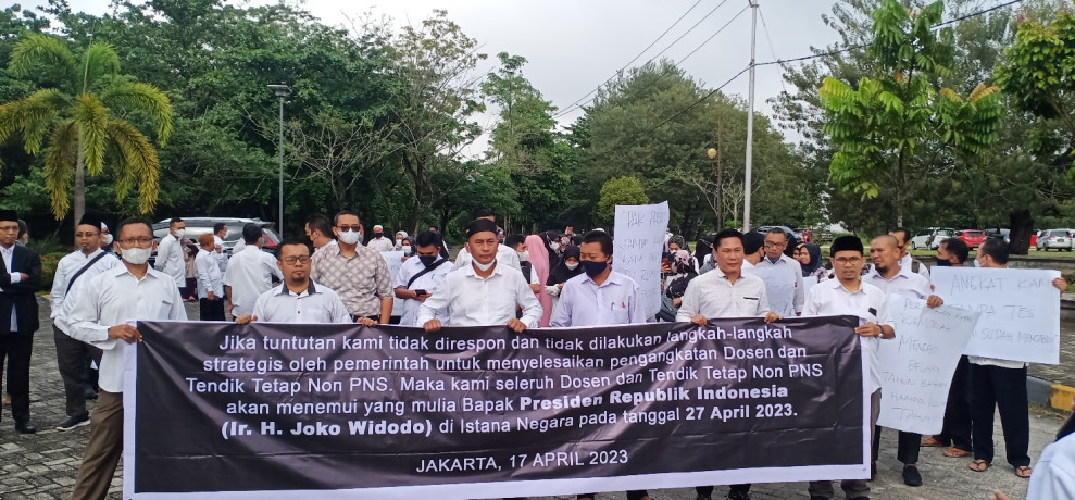 Aksi Damai dan Solidaritas Dosen dan Tendik Tetap Non PNS di Riau Menuntut Pemerintah Selesaikan Permasalahan Non ASN Segerai