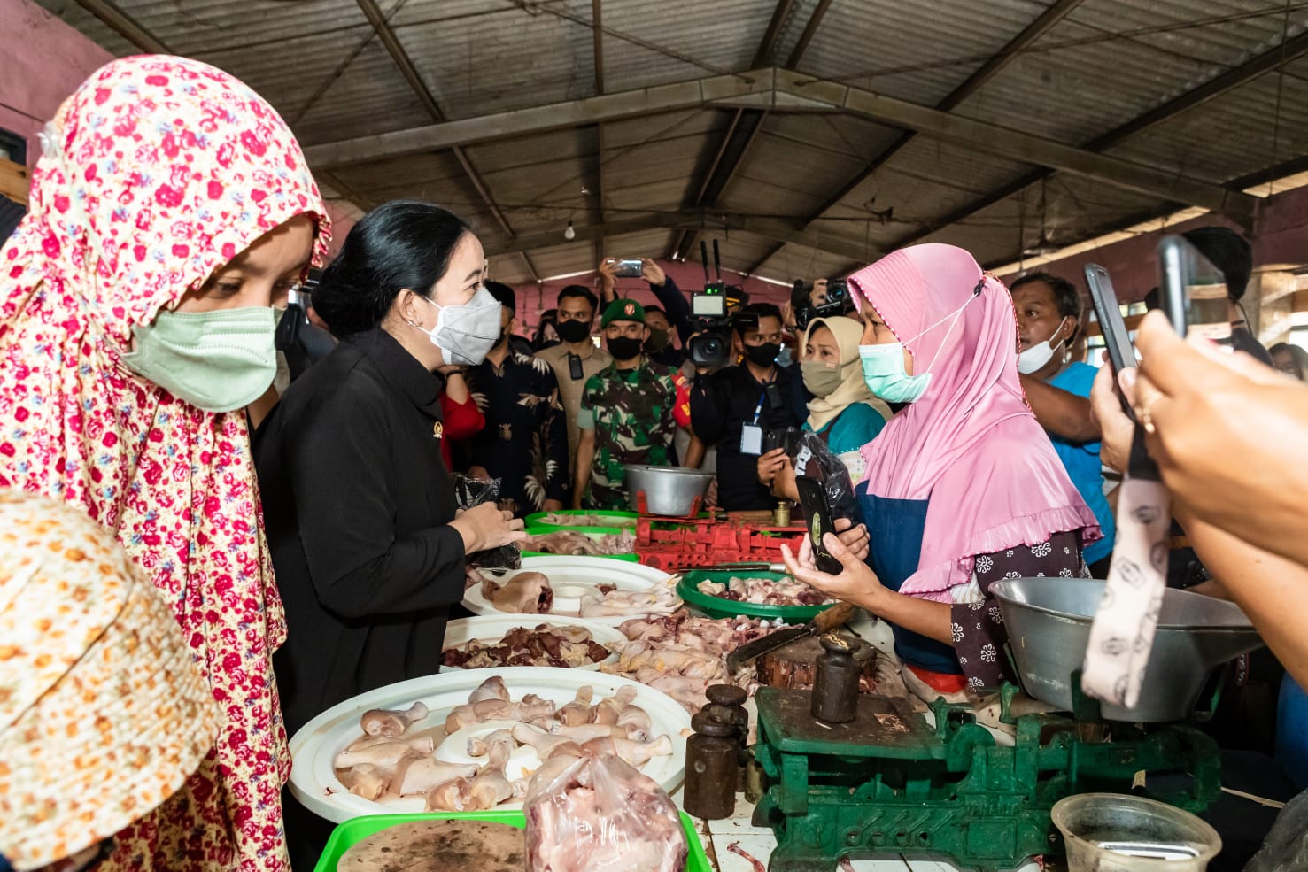 Cek Harga Pangan di Pasar Jungke Karanganyar, Puan Borong Bakso Untuk Buka Puasai