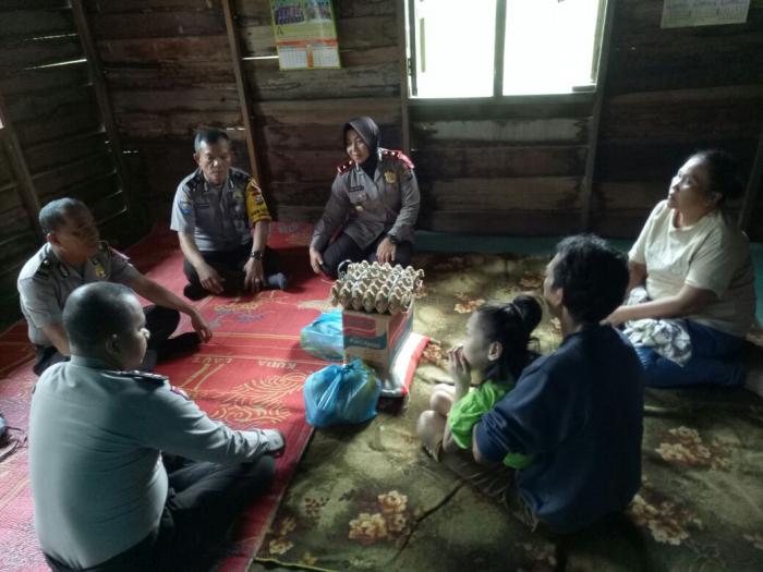 Polsek Siak Hulu Bantu Gadis Lumpuh di Desa Pandau Jayai