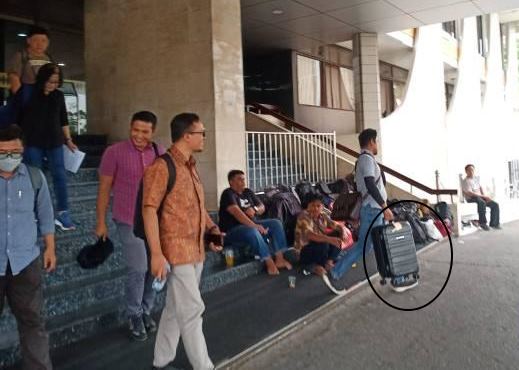 KPK Bawa 1 Koper Usai Ekspos Dugaan Korupsi Flyover Simpang SKA di Kantor Gubernur Riaui
