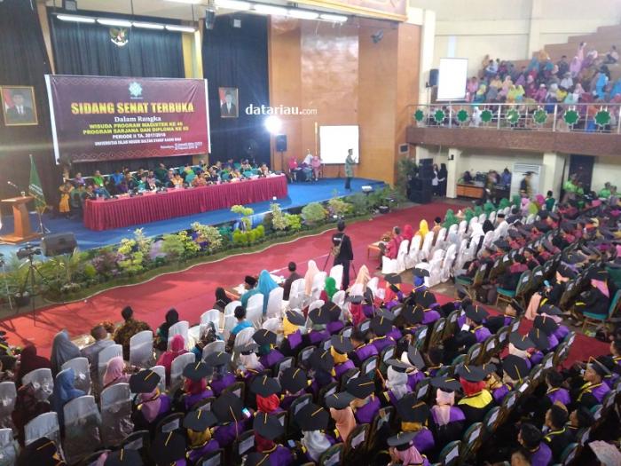 800 Mahasiswa UIN Suska Riau Diwisudai
