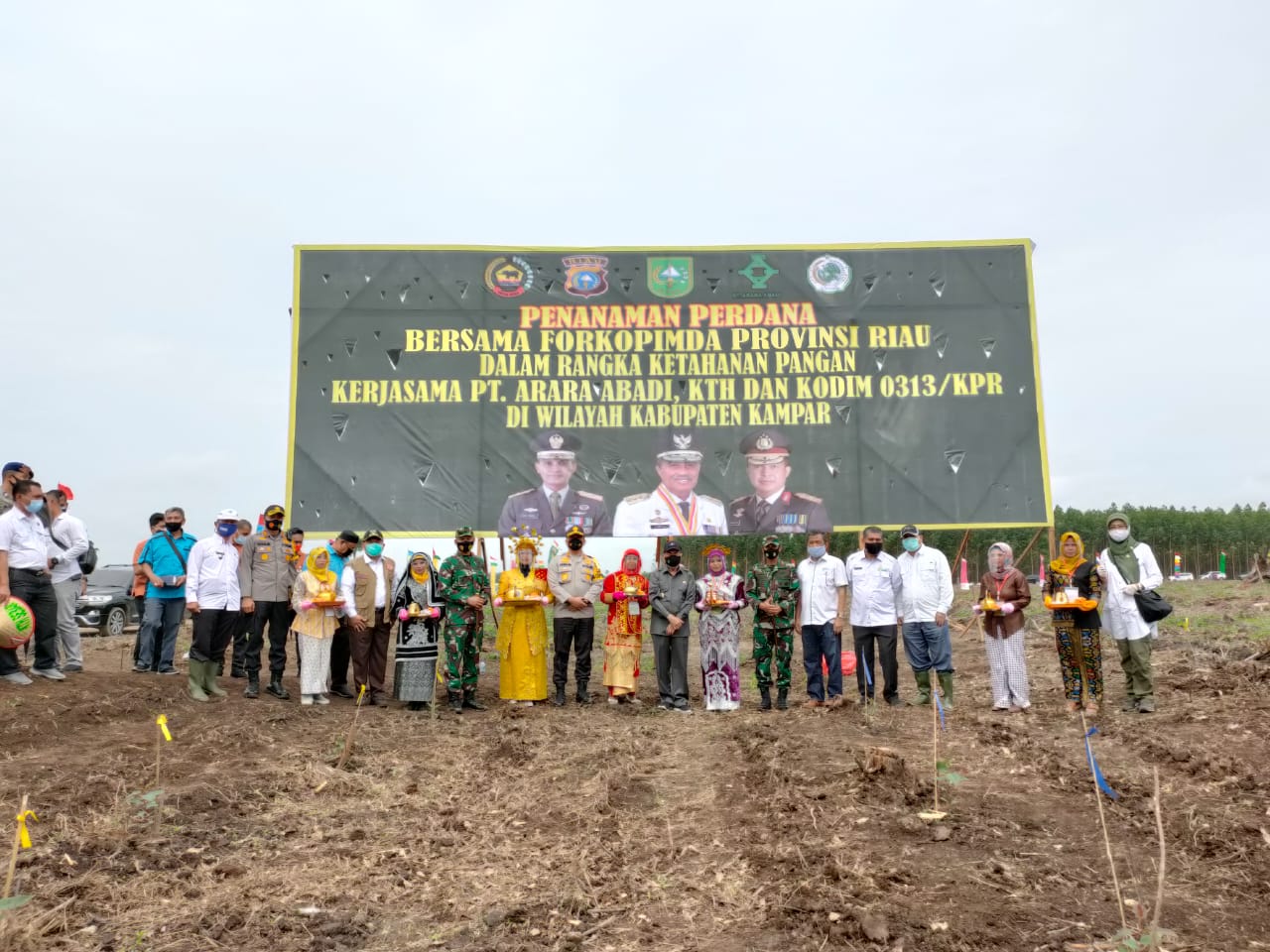 Gubernur Syamsuar Tanam Benih Jagung di Desa Bencah Kelubi Kampari