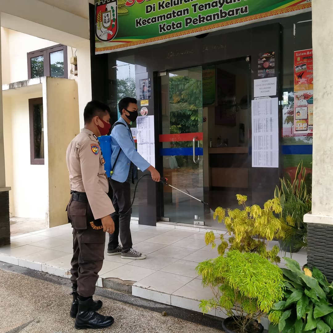 Tim Kukerta Relawan Covid-19 Universitas Riau Lakukan Penyemprotan di Kelurahan Rejosarii