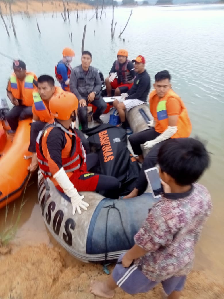 Telah Ditemukan Korban Tenggelam yang hanyut di Kawasan Sungai Arau Kecil Danau PLTA Koto Panjang, Desa Koto Mesjid Kec. XIII Koto Kampar Kab. Kampari