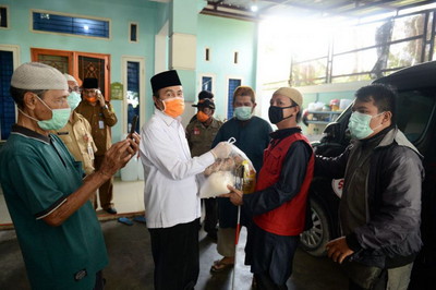 Gubri Syamsuar Bagikan Sembako dan Masker Untuk Warga Tuna Netrai
