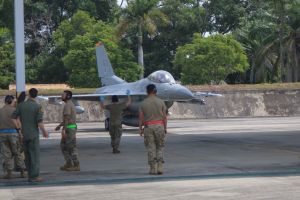 Enam Pesawat Tempur F-16 Milik AS Latihan Bareng di Pekanbarui