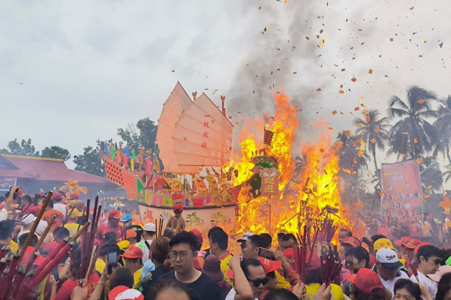 Festival Bakar Tongkang kembali dilaksanakan. Event pariwisata nasional itu, berhasil menyedot 50 ribu wisatawan di Kotai