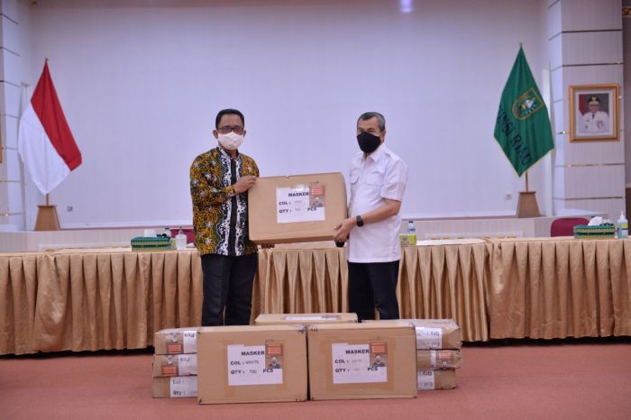 Pemprov Riau Terima Bantuan 100.000 Masker Kaini