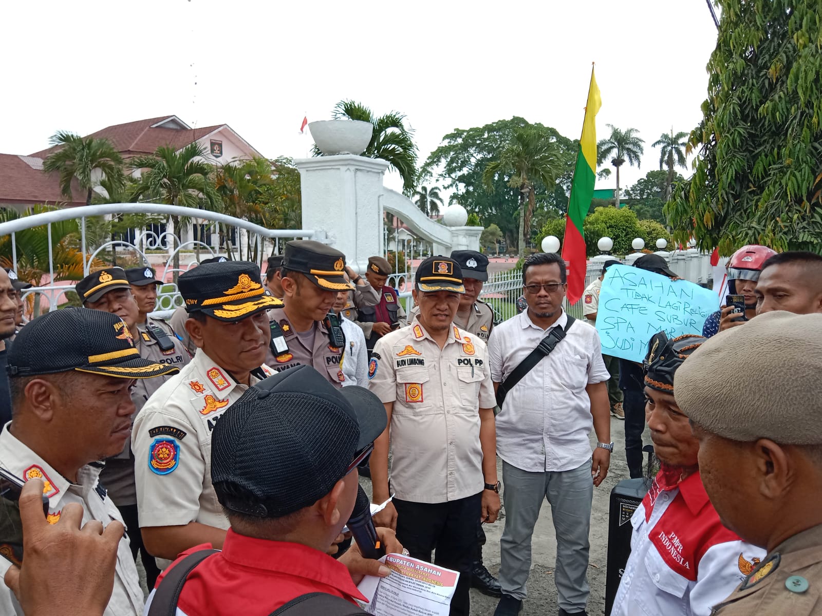 Plesiran Keluar Negeri Tanpa Izin Gubernur Sumatra Utara. Bupati Kabupaten Asahan dituntut mundur oleh LSM PMPRIi