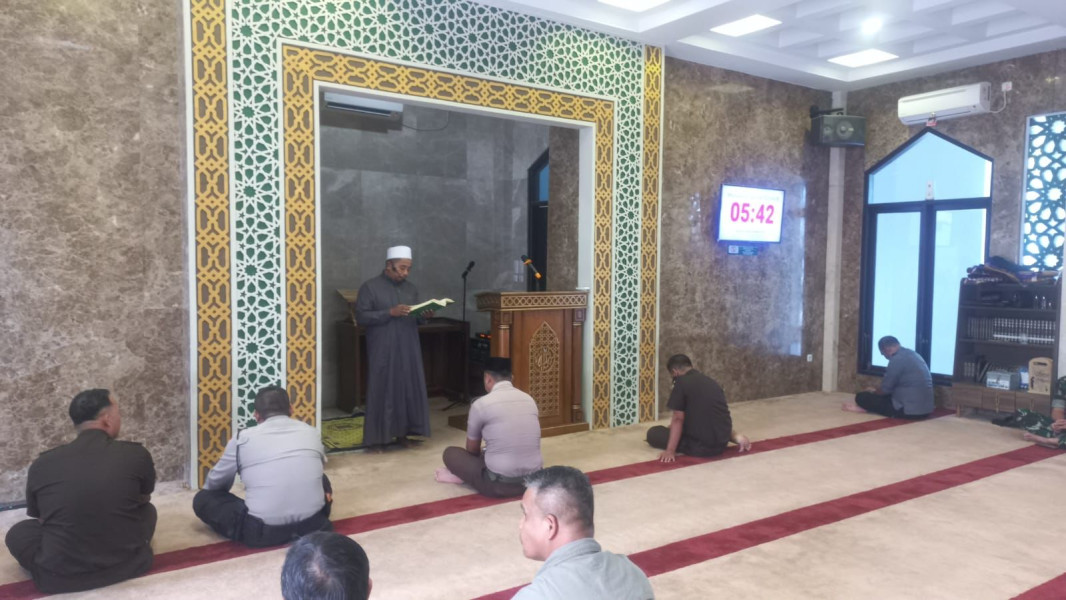 Kejaksaan Tinggi Riau laksanakan Tausiyah Ba’da Dzuhur di Masjid Al-Mizan oleh Ust. Chairul Ichwan