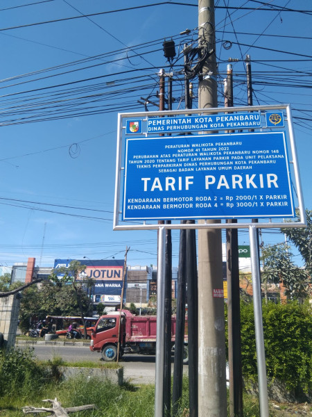 Direktur Operasional PT Midi Utama Indonesia Tbk Heru Sarwono mengatakan bahwa Alfamidi tidak pernah membuat aturan soal biaya parkir.i