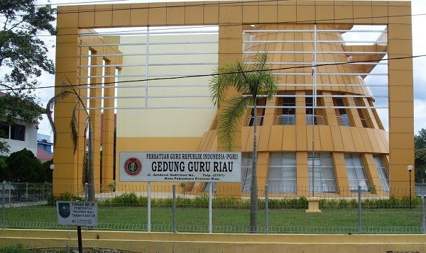 Gubernur Riau Resmikan Gedung Guru HM Rusli Zainali