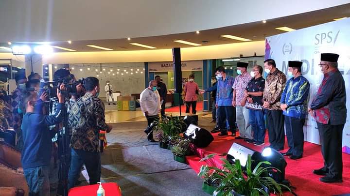Gubri dan 5 Kepala Daerah se- Riau Terima SPS Award, Bupati Kampar Terburuki