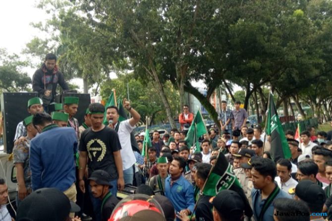 Kutuk Tindakan Anarkis Aparat, Ratusan Masa HMI Pekanbaru Geruduk DPRD Riaui
