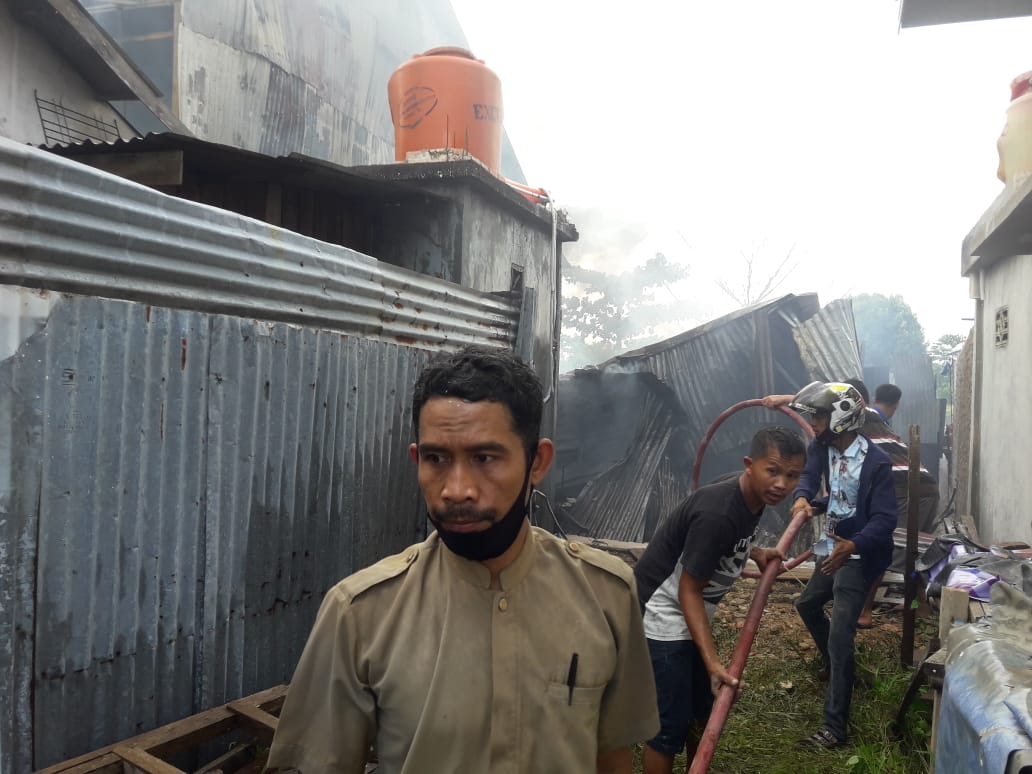 Travo Mesin Las Meledak, Gudang Raja Sofa dan 1 Unit Rumah di Kubang Jaya Siak Hulu Terbakari