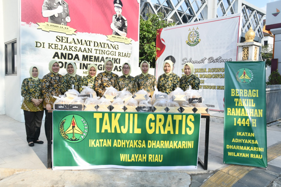 Ikatan Adhyaksa Dharmakarini (IAD) Wilayah Riau Melakukan Kegiatan Sosial Bagi-Bagi Takjil kepada Masyarakati