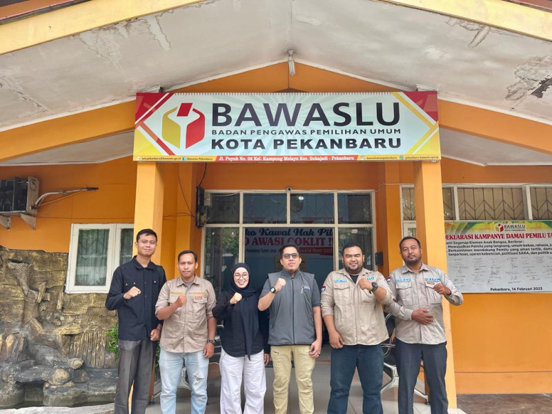 Kunjungi Bawaslu Kota Pekanbaru, MAPEL Kota Pekanbaru koordinasikan terkait Alat Peraga Kampanye (APK) yang ditancap pada pohon.i