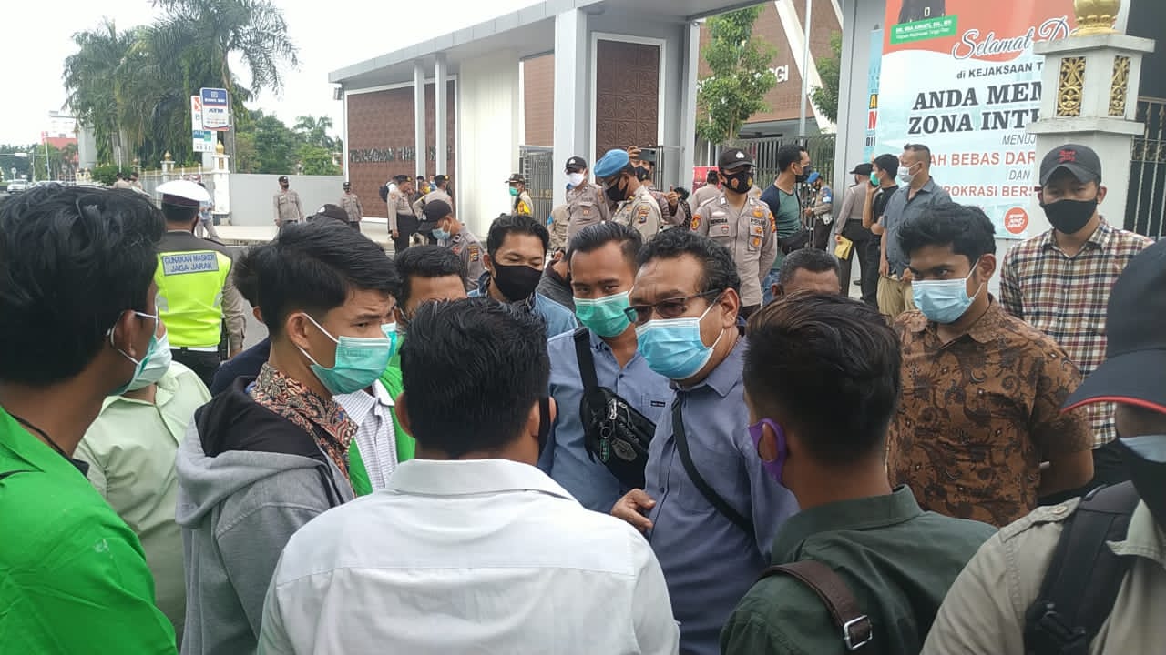 Sejumlah mahasiswa lakukan aksi bela kampus di Kejati Riaui