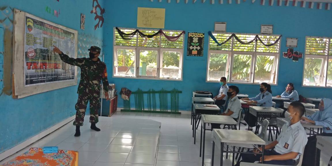 Disaat TMMD Ke-110 Kodim 0313/KPR, Babinsa Berikan Sosialisasi Penerimaan TNI AD Di Sekolahi