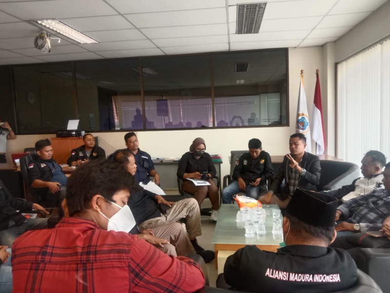 Ketua Umum ALIANSI MADURA INDONESIA (AMI) Baihaki Akbar, meminta kepada Presiden RI, Untuk Menindak Tegas Peredaran Rokok Ilegali