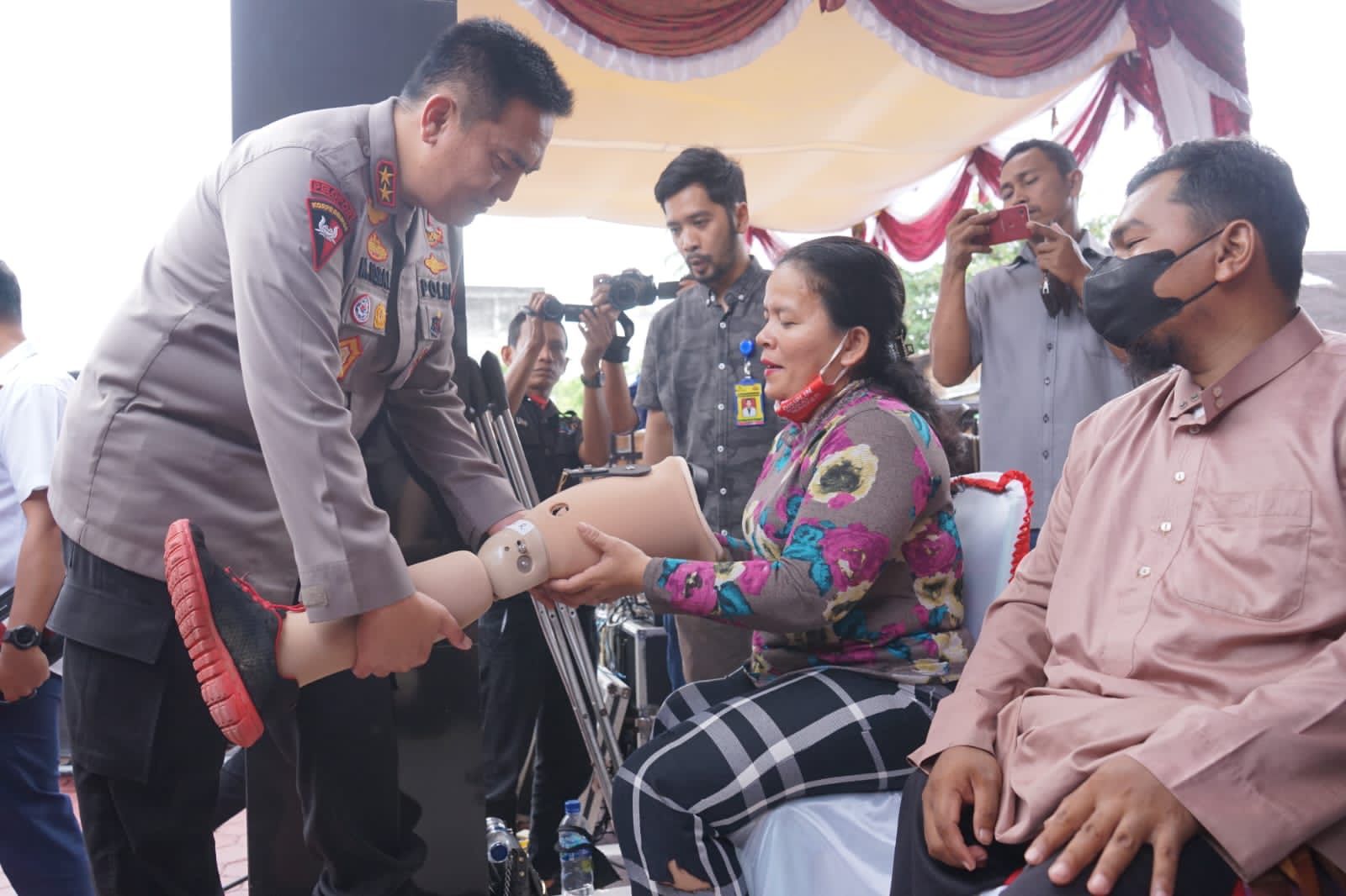 Beri Kaki Palsu untuk Penyandang Disabilitas Saat Kunjungan ke Rohil, Kapolda Riau : Inilah Konsep Pi